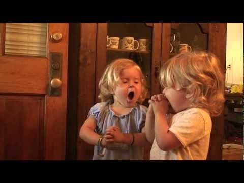 Adorable twins say the Lord's Prayer